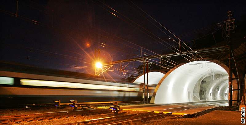 První vlak projel novým tunelem pod Vítkovem brzy ráno.