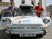 Michal Viar a Martin Beko vyjeli od olomoucké radnice na trasu dlouhou 35 tisíc kilometr.