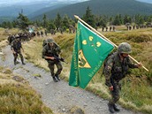 Vojci pochodovali 100 kilometr na vrchol jesenk