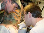 Belgick umlec Wim Delvoye pi tetovn