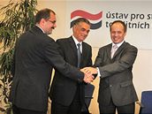 Pavel Žáček, Janusz Kurtyka a Ladislav Bukovszky (zleva) v Ústavu pro studium totalitních režimů (8. září 2008) Pavel Žáček, Janusz Kurtyka a Ladislav Bukovszky (zleva) v Ústavu pro studium totalitních režimů (8. září 2008)