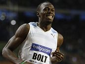 Jamajský sprinter Usain Bolt se raduje z vítzství.