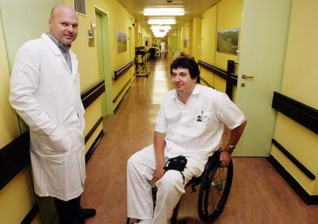 Pednosta rehabilitaní kliniky FN Motol Pavel Kolá (vlevo) a primá spinální jednotky FN Motol Jií Kí 