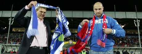 Majitel 1.FC Brno Roman Pros (vlevo) si vymnil dres svho klubu s majitelem hokejov Komety Brno Liborem Zbranskm 
