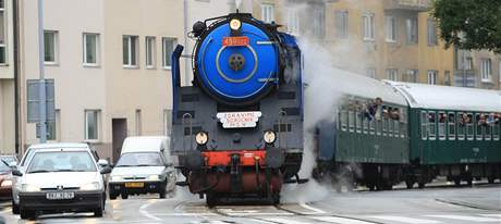 Parn lokomotiva jede ulicemi Brna na vstavit