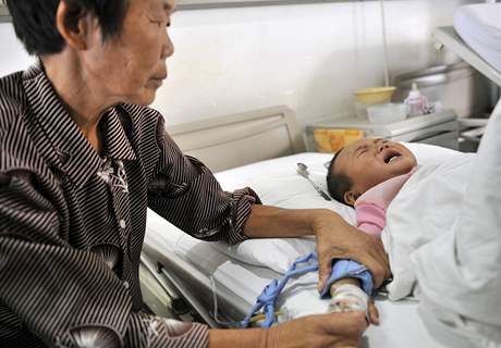 Rodie postiených dtí vydávají tisíce jüan, aby zachránili jejich ivoty a zdraví. Ilustraní foto