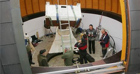 Nronou operac demonte dalekohledu zaala dal etapa rekonstrukce hvzdrny na Kleti (17. z 2008)