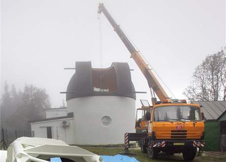 Nronou operac demonte dalekohledu zaala dal etapa rekonstrukce hvzdrny na Kleti (17. z 2008)