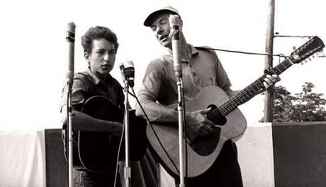 Bob Dylan a Pete Seeger na festivalu v Newportu