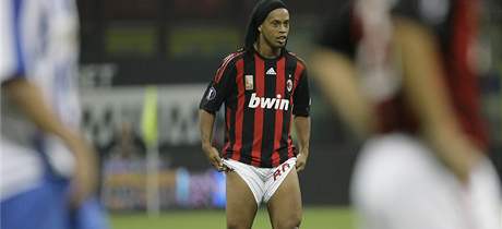 Ronaldinho (AC Miln) bhem utkn proti FC Curych