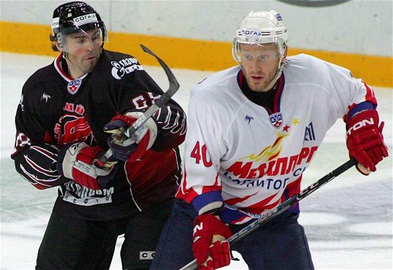 Jaromír Jágr (vlevo) v dresu ruského týmu Avangard Omsk v prvním zápase na domácím ledu.