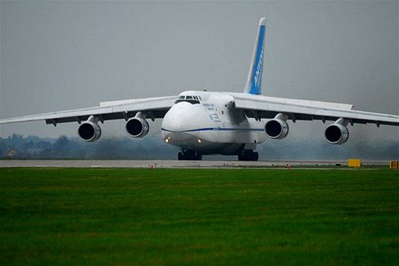 An-124 Ruslan - Letoun An-124 Ruslan pistává na ostravském letiti. Bude...