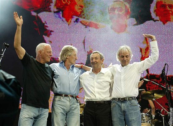 Richard Wright (první zprava) s dalími leny Pink Floyd na koncertu Live 8