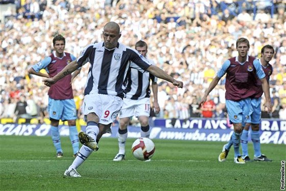 eský fotbalista Roman Bedná promuje v dresu West Bromwiche penaltu.