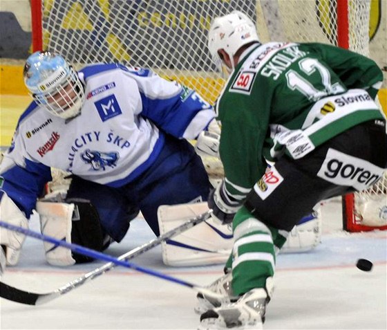 Hokejisté Popradu (v bílém) by se teoreticky mohli objevit v KHL.