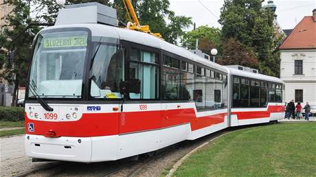 Rekonstruovaná tramvaj VarioLF2 brnnského Dopravního podniku