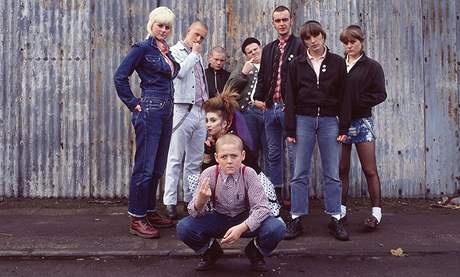 Skinheads v Anglii. Fotka z filmu This Is England, který pojednává o subkultue skinheads. Získal adu ocenní pro svou autenticitu a vystihnutí doby, která nebyla vbec jednoznaná.