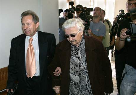Ludmila Broová-Polednová se svým obhájcem Vladimírem Kováem u plzeského soudu (9.9.2008)