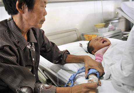 Rodie postiených dtí vydávají tisíce jüan, aby zachránili jejich ivoty a zdraví. Ilustraní foto