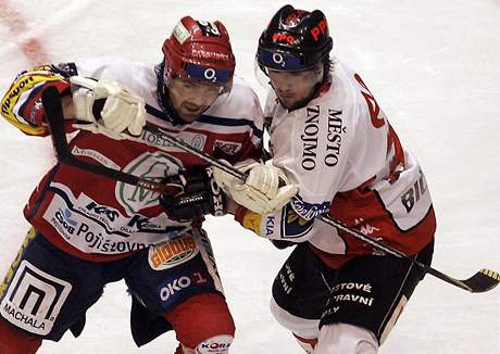 Pardubice - Znojmo, Peter Pucher (v erveném) v silovém souboji se znojemským kapitánem Radimem Biánkem