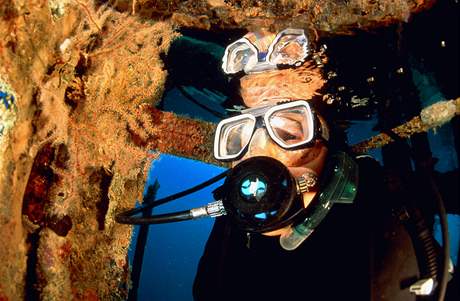 Hloubkové potápní k vrakm je velká zát na organismus lovka. Ilustraní foto
