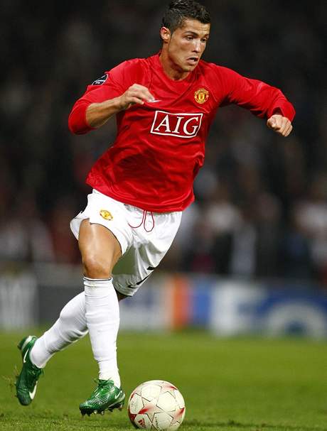 MILÁEK JE ZPÁTKY. Cristiano Ronaldo, oblíbenec fanouk Manchesteru United, oblékl ve stedu v Lize mistr v duelu s Villarrealem po 119 dnech znovu dres klubu.