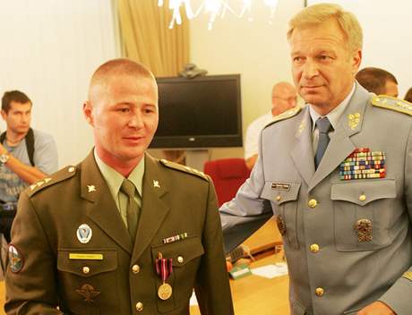 Voják Robert Chudý s náelníkem generálního tábu Vlastimilem Pickem
