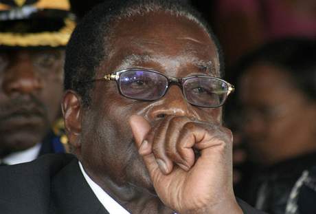 Robert Mugabe by opt chtl dret moc ve svých rukou.