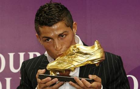 Cristiano Ronaldo se stal majitelem Zlaté kopaky pro nejlepího stelce evropských ligových soutí