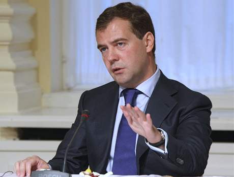 Medvedv také piel s návrhem, aby se funkní období prezidenta Ruska prodlouilo ze ty na est let.