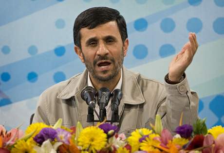 Íránský prezident Mahmúd Ahmadíneád se sankcí nebojí.