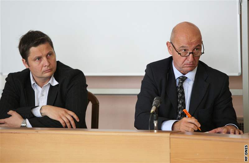 David (vlevo) a Ondej Neffovi u Mstského soudu v Praze, který projednával vradu Ireny Neffové (12.9.2008)
