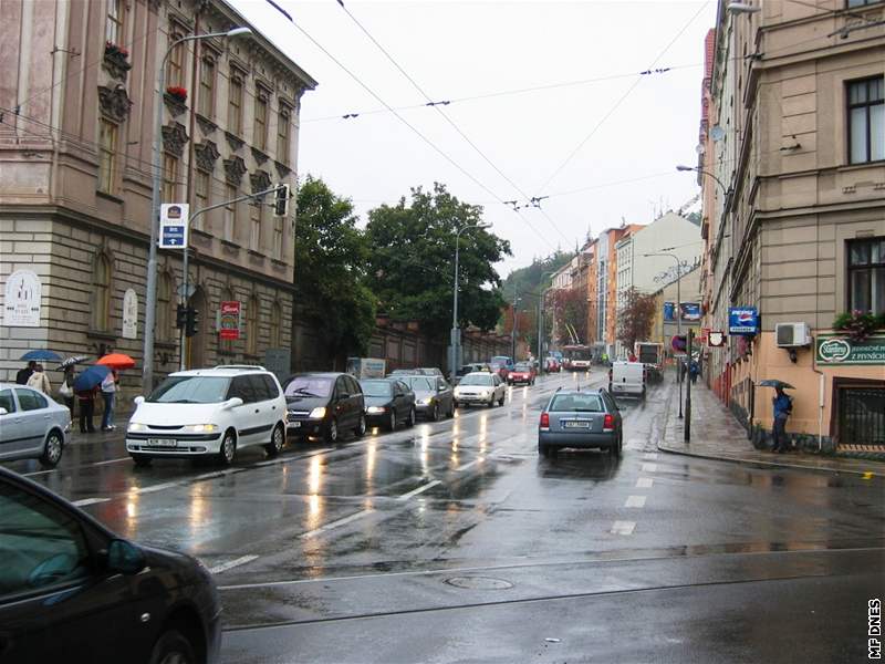 Kolony aut na kiovatce Úvoz a Mendlovo námstí, Brno 15. záí 2008