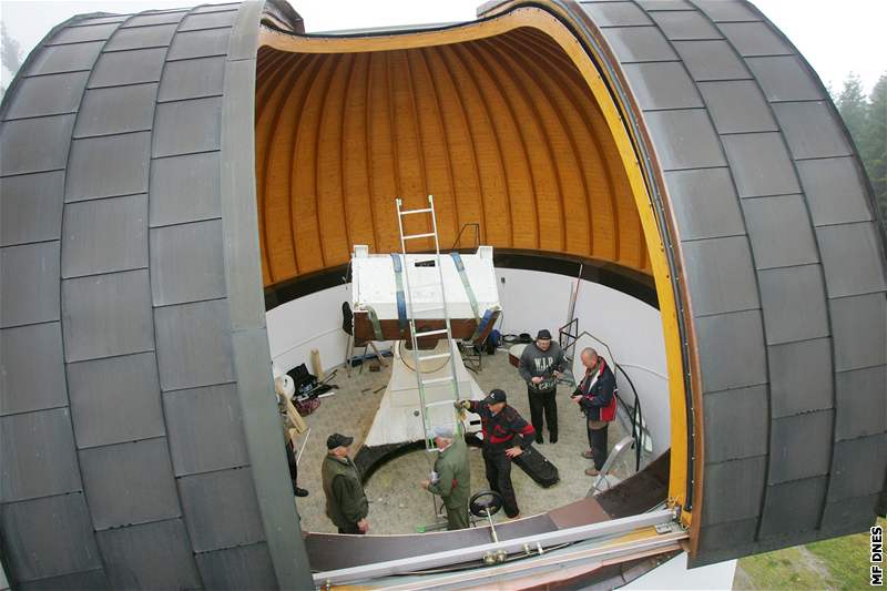 Náronou operací demontáe dalekohledu zaala dalí etapa rekonstrukce hvzdárny na Kleti (17. záí 2008)