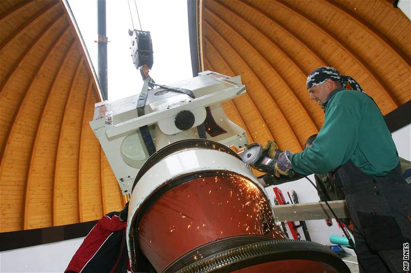 Náronou operací demontáe dalekohledu zaala dalí etapa rekonstrukce hvzdárny na Kleti (17. záí 2008)