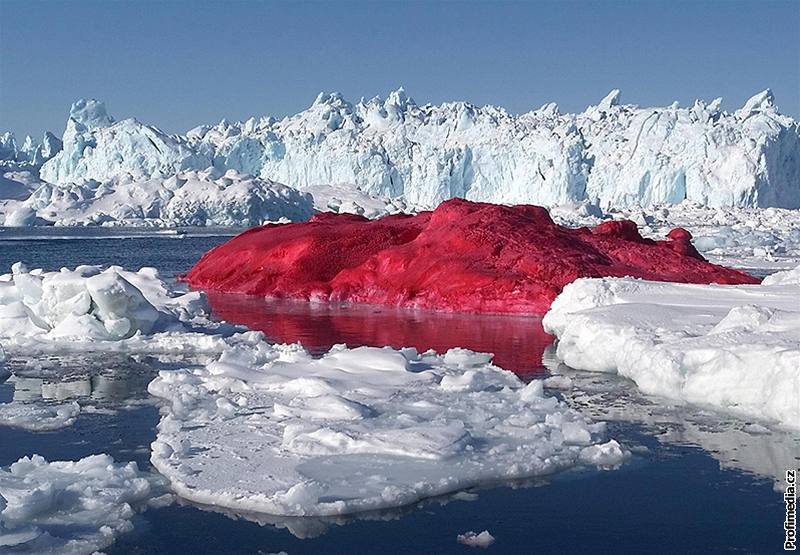 Marco Evaristti - obarvení ledovce v Grónsku