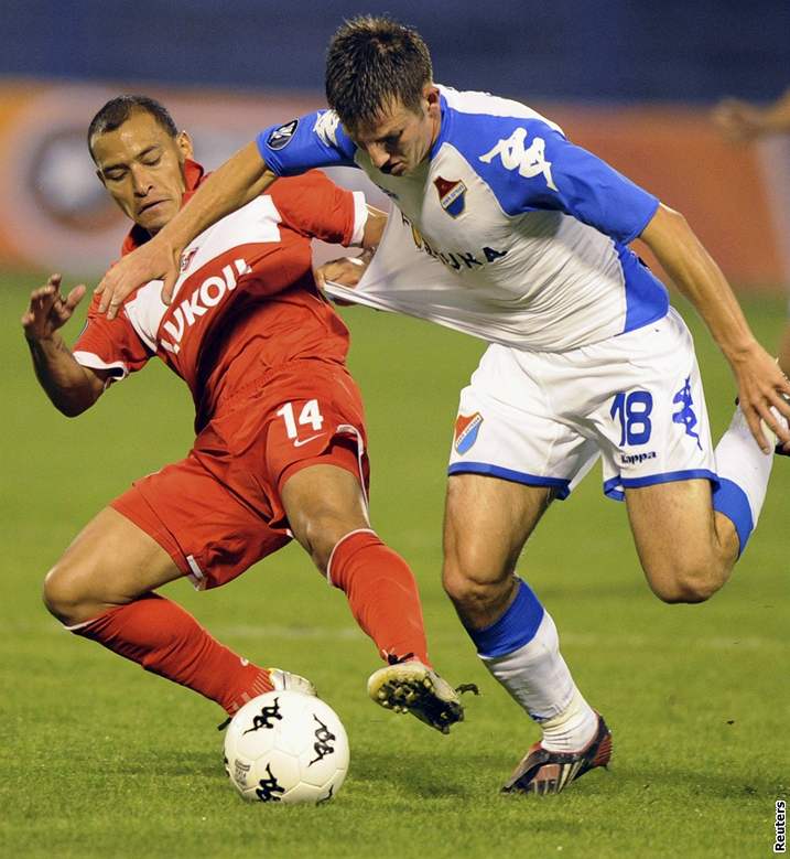 Ostravský záloník Tomá Marek (vpravo) se snaí zastavit Rodrigueze ze Spartaku Moskva v úvodním utkání 1. kola Poháru UEFA.