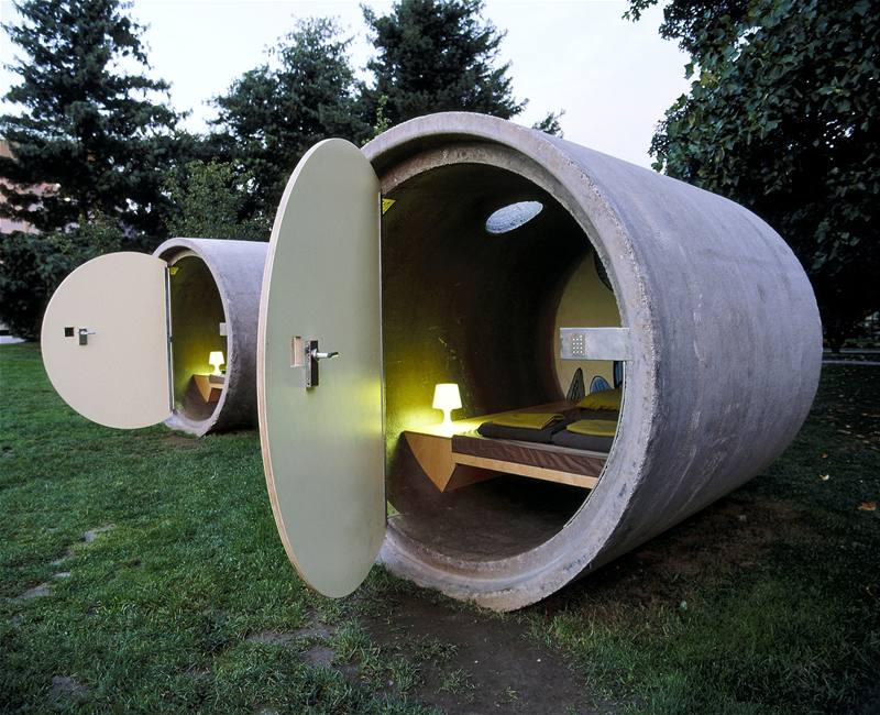 Hotel v rakouském Dasparku poblí Lince nabízí pokoje v betonových odpadních trubkách.