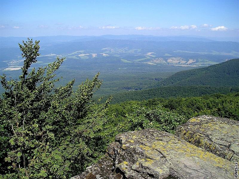 Vihorlat: jezero Morské oko z východního vrcholu Sninského kamene