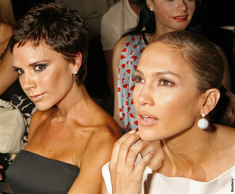 Victoria Beckhamová s novým úesem na pehlídce Marka Jacobse, spolenost jí dlala Jennifer Lopezová  