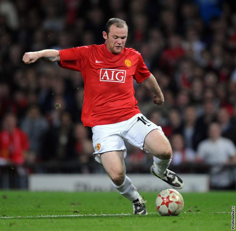 Wayne Rooney v dresu Manchesteru United s logem AIG