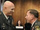 Generl David Petraeus (vpravo) s generlem Raymondem Odiernem.