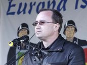 Pedseda Dlnické strany Tomá Vandas ení na neonacistickém festivale Fest der Völker.