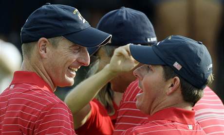 Amerit golfist Jim Furyk (vlevo) a Justin Leonard se raduj z vtzstv v Ryder Cupu.