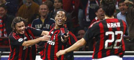 Hri AC Miln se raduj z glu do st Interu; zleva: Jankulovski, Ronaldinho a Kak