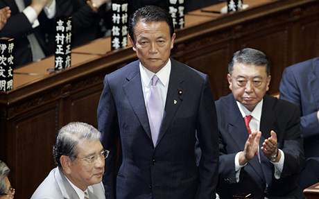 Japonský premiér Aso zárove spoléhá na to, e mu rozdání penz zvýí popularitu ped volbami.