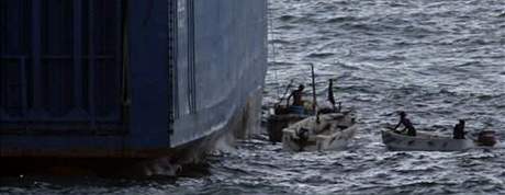 Somáltí piráti kotví u ukrajinské lodi Faina.