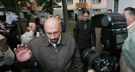 Pavel Sedláek, který Národní stranu ovládá, finanní problémy odmítá.