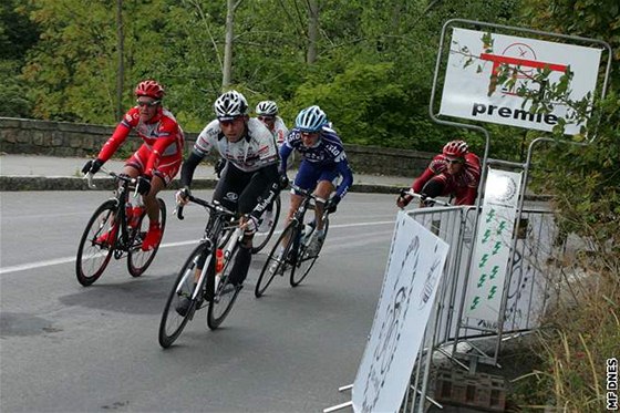 Tradiní cyklistický závod PrahaKarlovy Vary-Praha omezí dopravu na nkterých komunikacích v Praze 5 a 6. Ilustraní foto