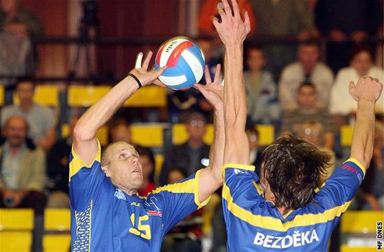 Ústetí volejbalisté Robert Mifka (vlevo) a Miroslav Bezdka